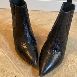 Italian leather black size 38, like new snakeskin style short bootie with point